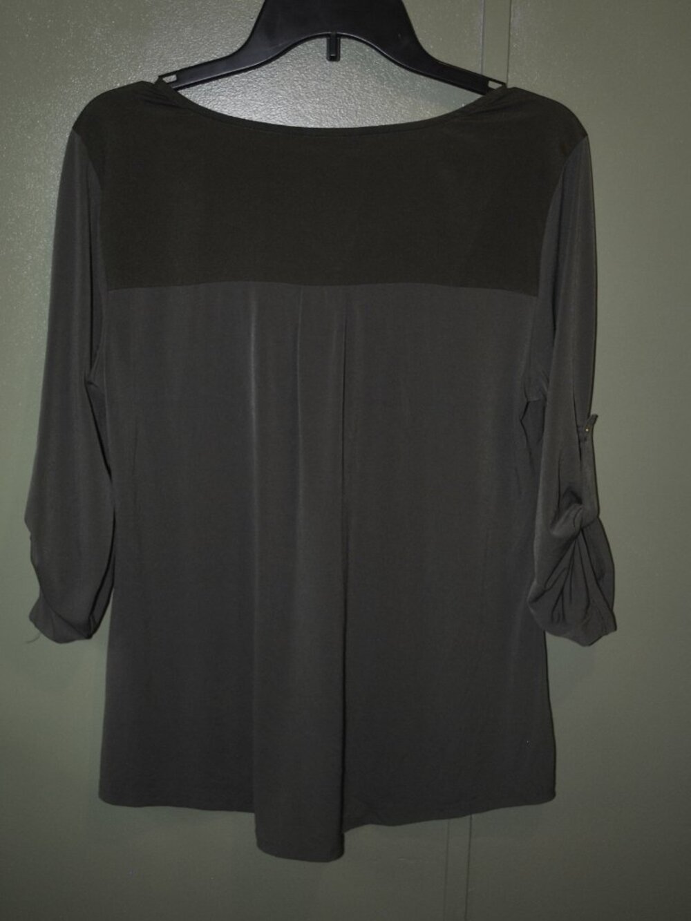 114 Roz & Ali Olive Green Zip Blouse Size M Roll Tab Sleeve - Picture 8 of 8
